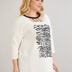 Βαμβακερή τουνίκ με ελκυστική λαιμόκοψη με πέτρες σε εκρού χρώμα σε μεγάλα μεγέθη 