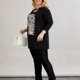 Βαμβακερή τουνίκ με ελκυστική λαιμόκοψη με πέτρες σε μαύρο χρώμα σε μεγάλα μεγέθη 