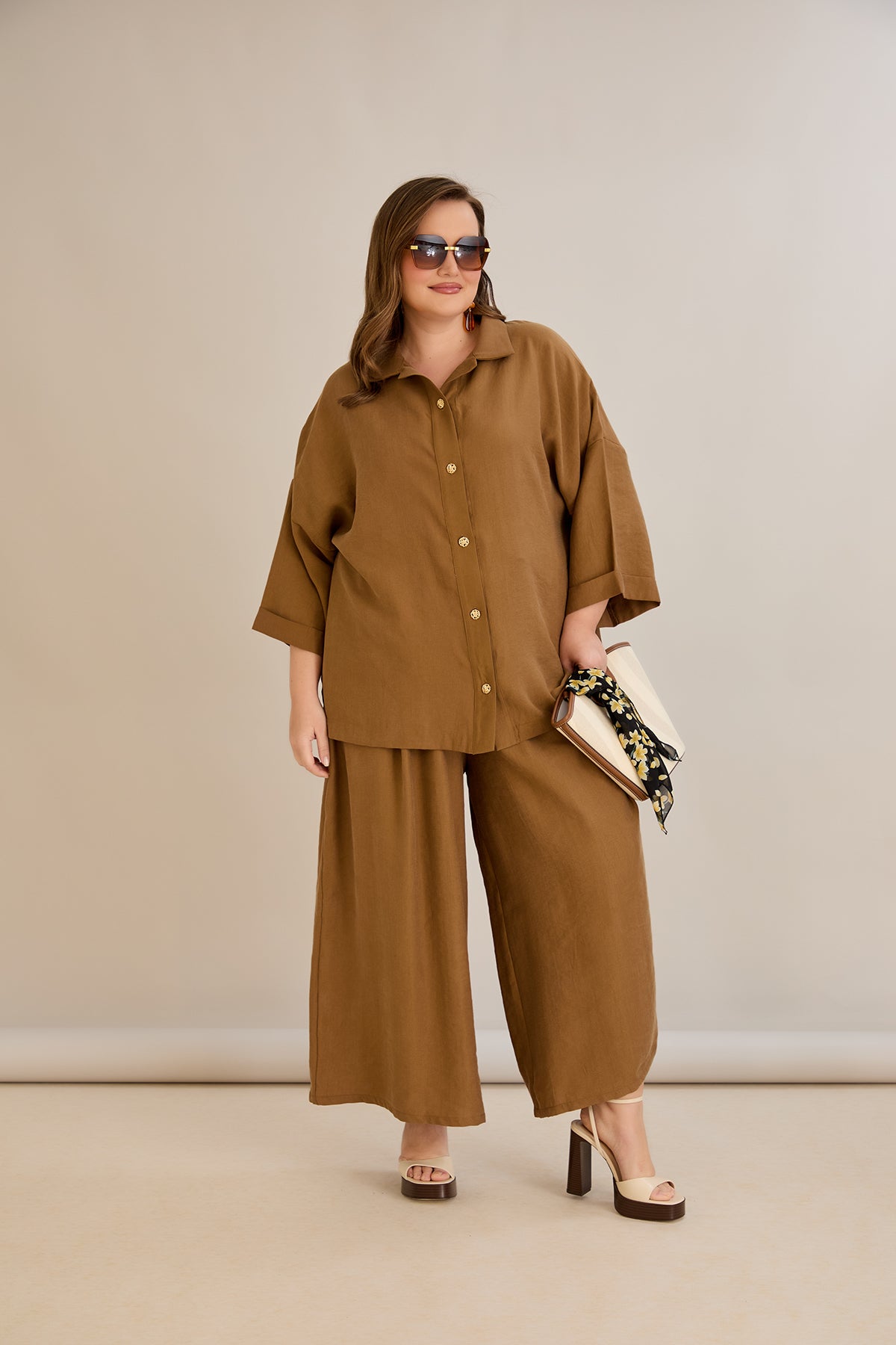 Σετ Premium Tencel παντελόνι και πουκάμισο σε καφέ σε μεγάλα μεγέθη 