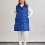 Ελαφρύ αμάνικο μπουφάν με αποσπώμενη κουκούλα σε Μπλε ρουά χρώμα σε μεγάλα μεγέθη 