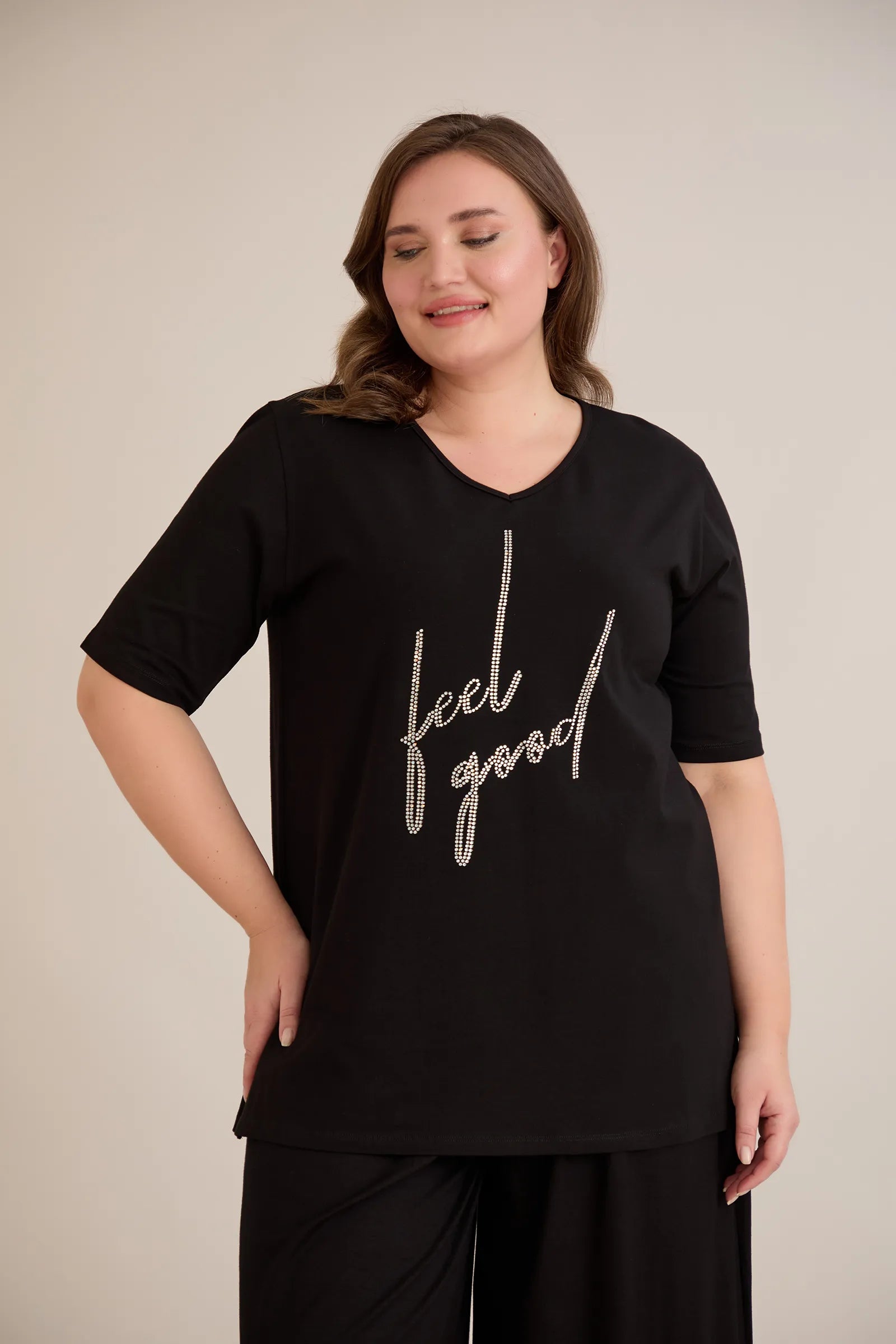 Βαμβακερό T-shirt με στάμπα και στρας “ Feel good” σε μαύρο χρώμα σε μεγάλα μεγέθη