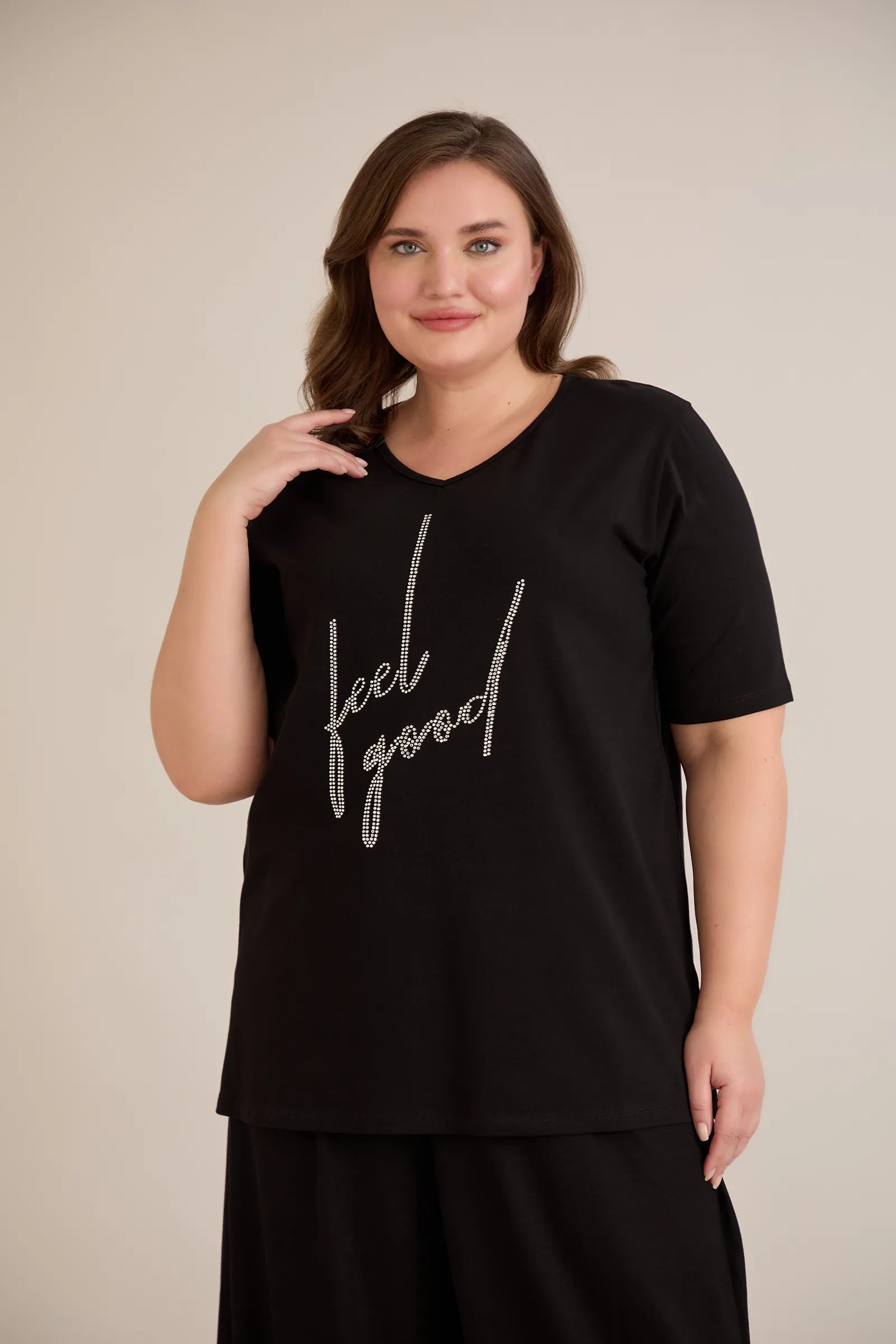 Βαμβακερό T-shirt με στάμπα και στρας “ Feel good” σε μαύρο χρώμα σε μεγάλα μεγέθη