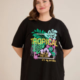 Βαμβακερό μπλουζάκι Tropical με έγχρωμη στάμπα σε μεγάλα μεγέθη