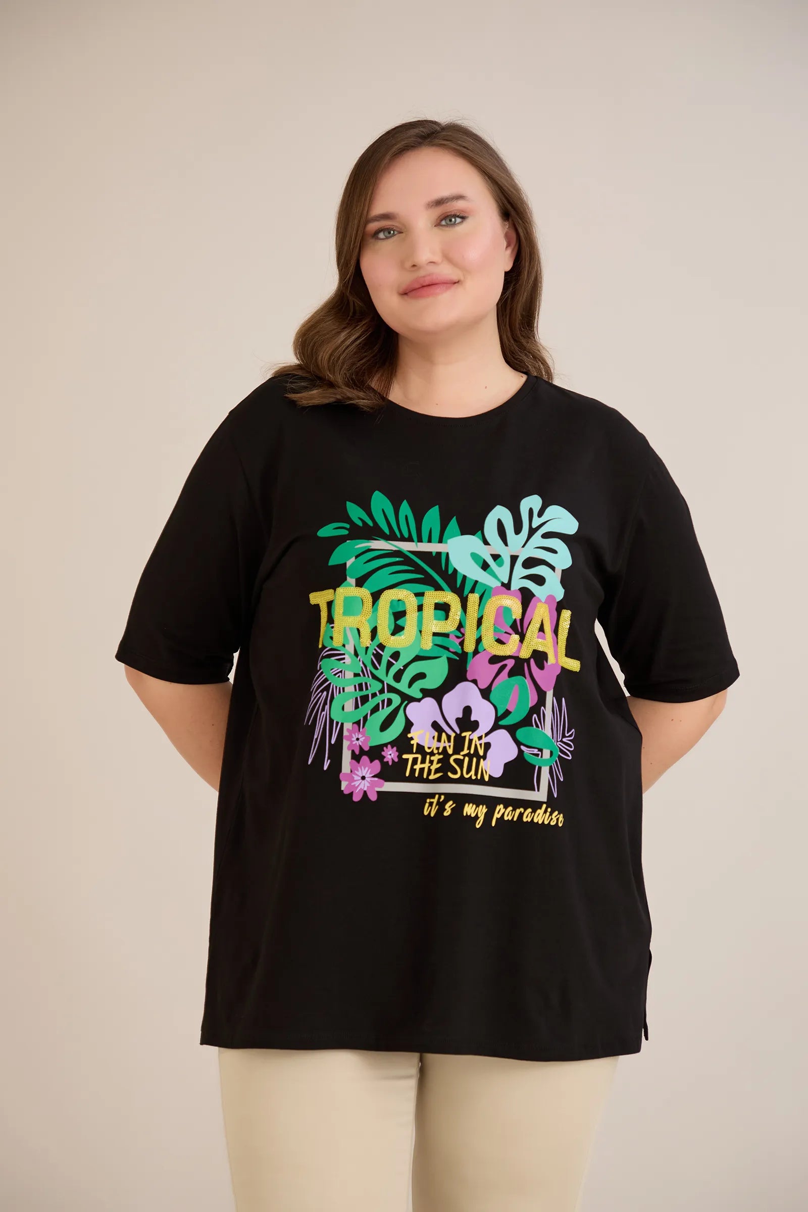 Βαμβακερό μπλουζάκι Tropical με έγχρωμη στάμπα σε μεγάλα μεγέθη
