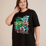 Βαμβακερό μπλουζάκι Tropical με έγχρωμη στάμπα σε μεγάλα μεγέθη