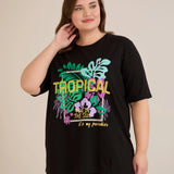 Βαμβακερό μπλουζάκι Tropical με έγχρωμη στάμπα σε μεγάλα μεγέθη