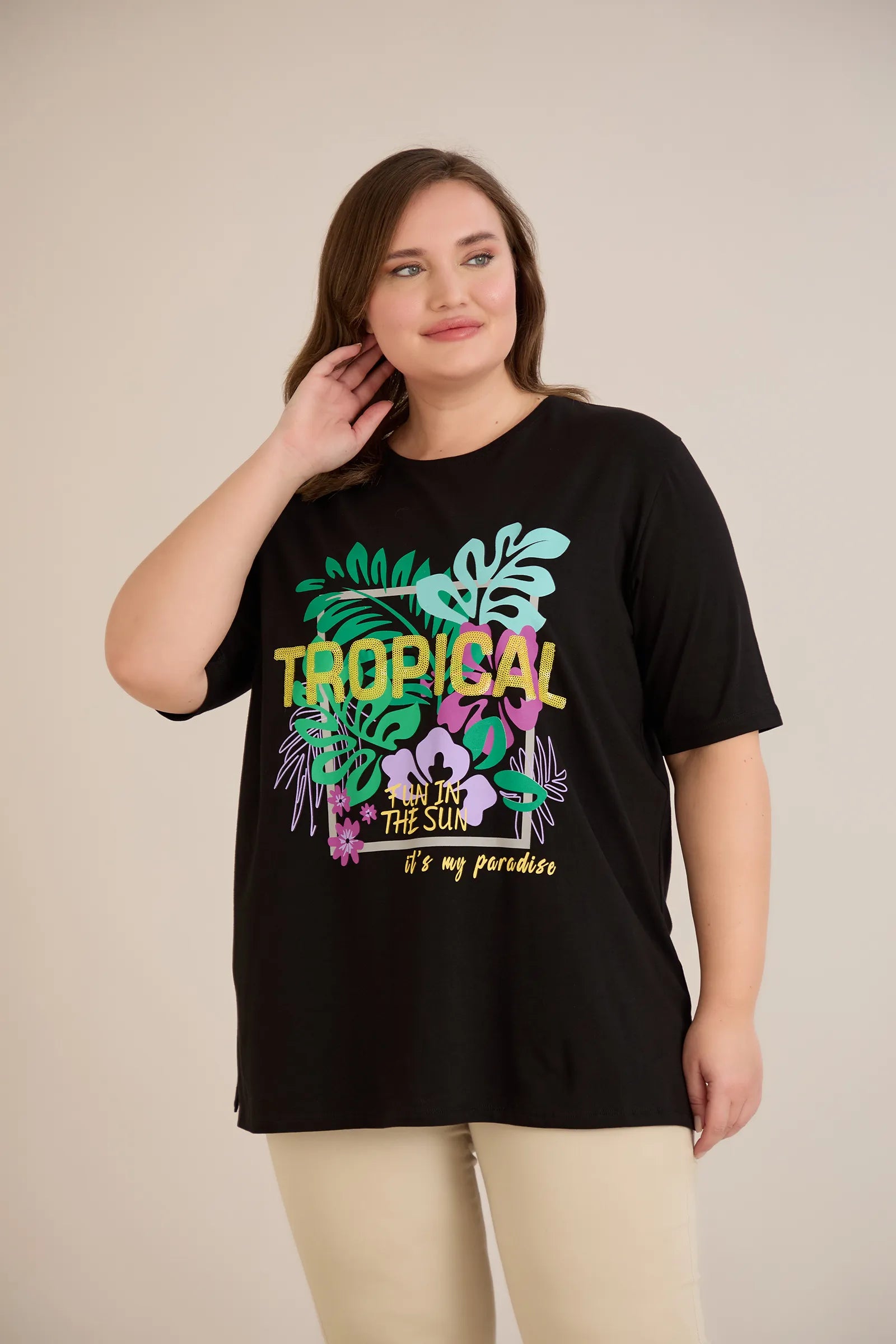 Βαμβακερό μπλουζάκι Tropical με έγχρωμη στάμπα σε μεγάλα μεγέθη