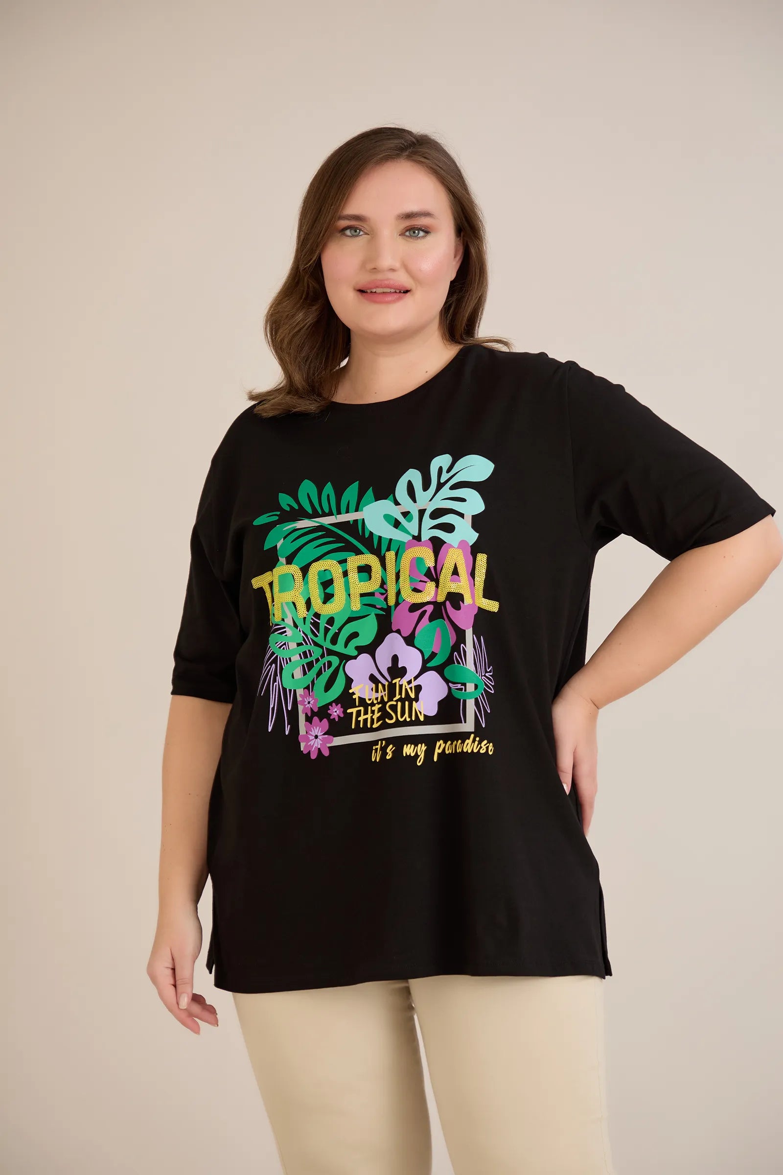 Βαμβακερό μπλουζάκι Tropical με έγχρωμη στάμπα σε μεγάλα μεγέθη