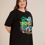 Βαμβακερό μπλουζάκι Tropical με έγχρωμη στάμπα σε μεγάλα μεγέθη