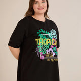 Βαμβακερό μπλουζάκι Tropical με έγχρωμη στάμπα σε μεγάλα μεγέθη