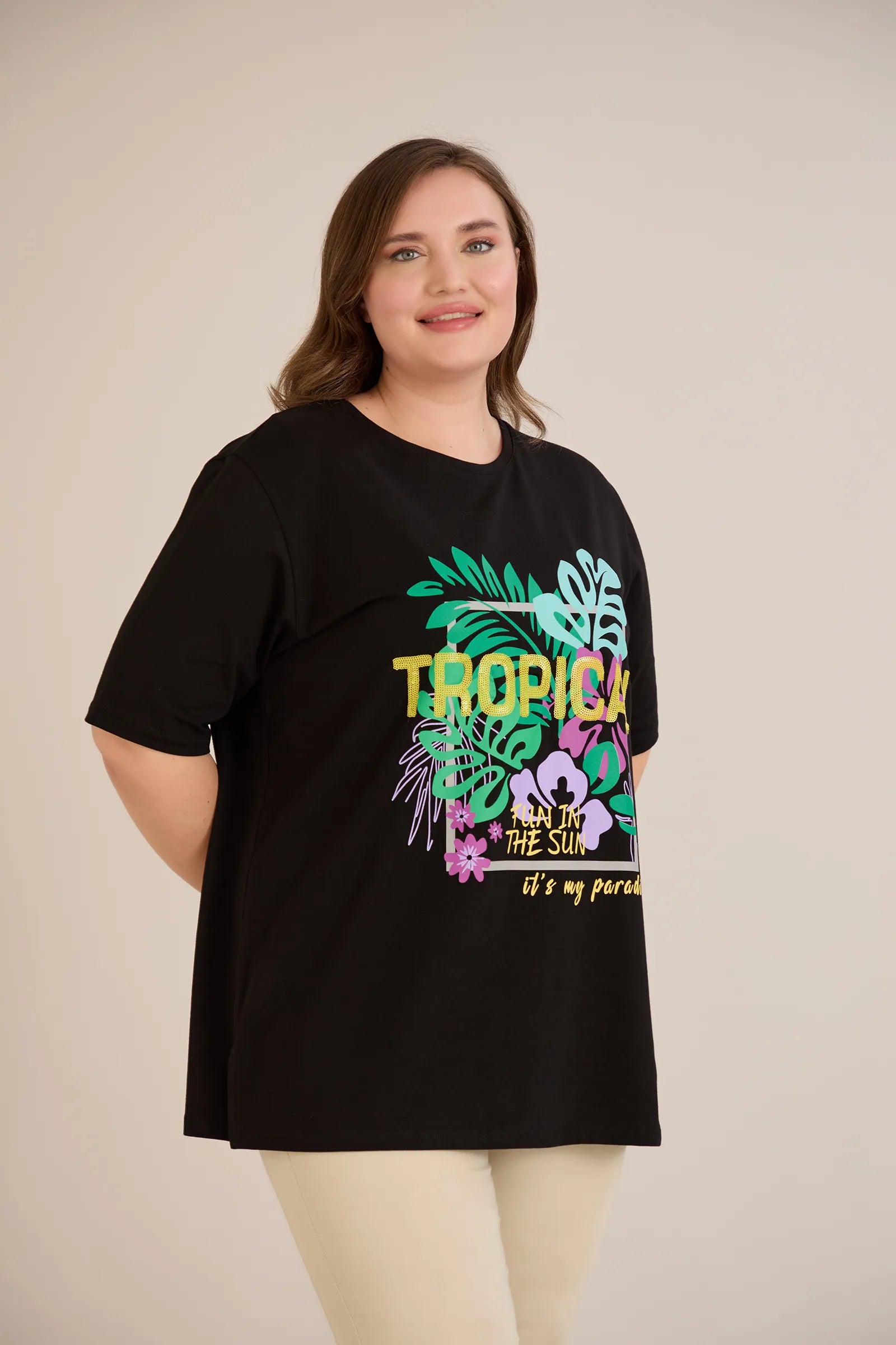 Βαμβακερό μπλουζάκι Tropical με έγχρωμη στάμπα σε μεγάλα μεγέθη