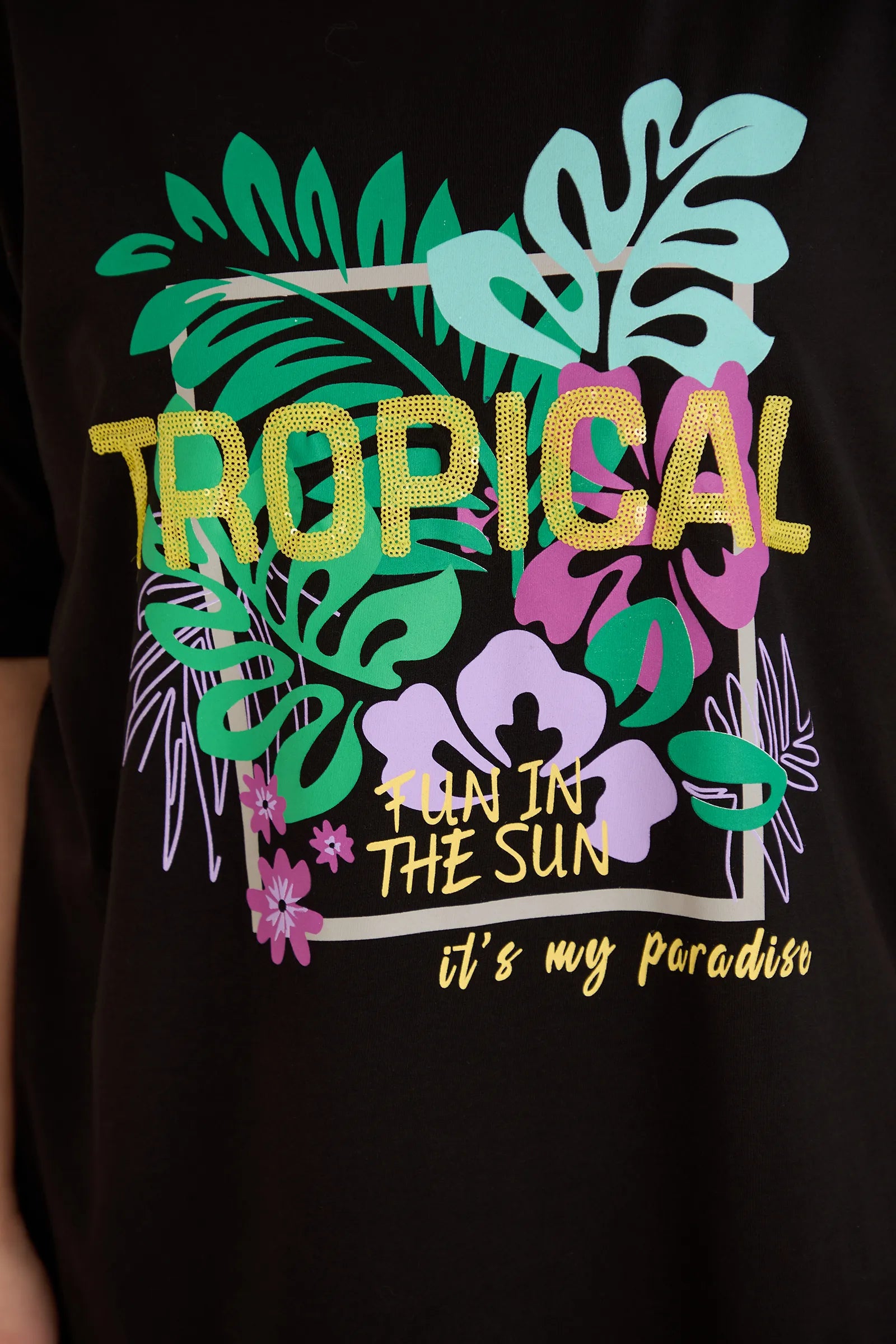 Βαμβακερό μπλουζάκι Tropical με έγχρωμη στάμπα σε μεγάλα μεγέθη