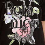 Βαμβακερό μπλουζάκι Botanical με έγχρωμη στάμπα σε μεγάλα μεγέθη