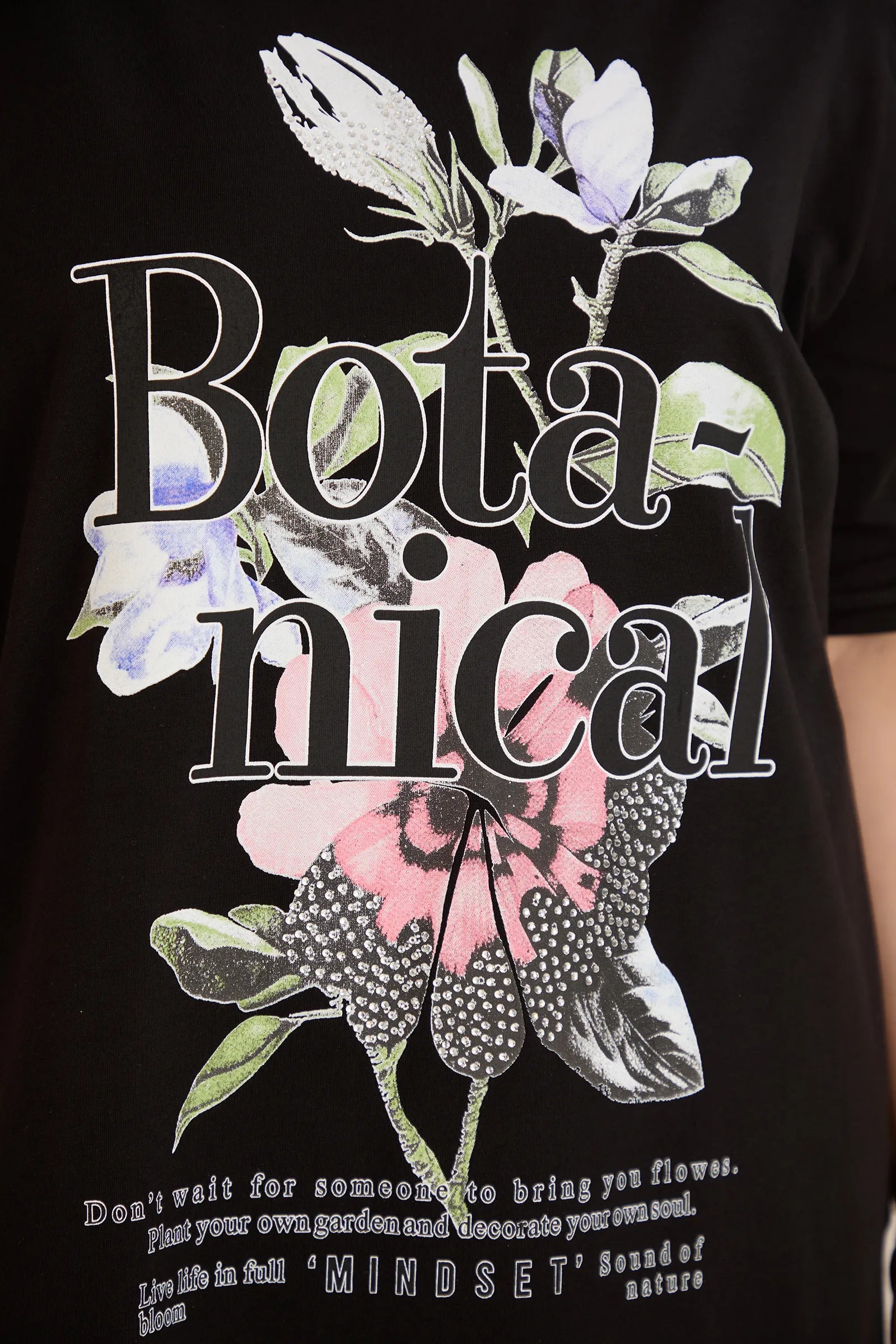 Βαμβακερό μπλουζάκι Botanical με έγχρωμη στάμπα σε μεγάλα μεγέθη