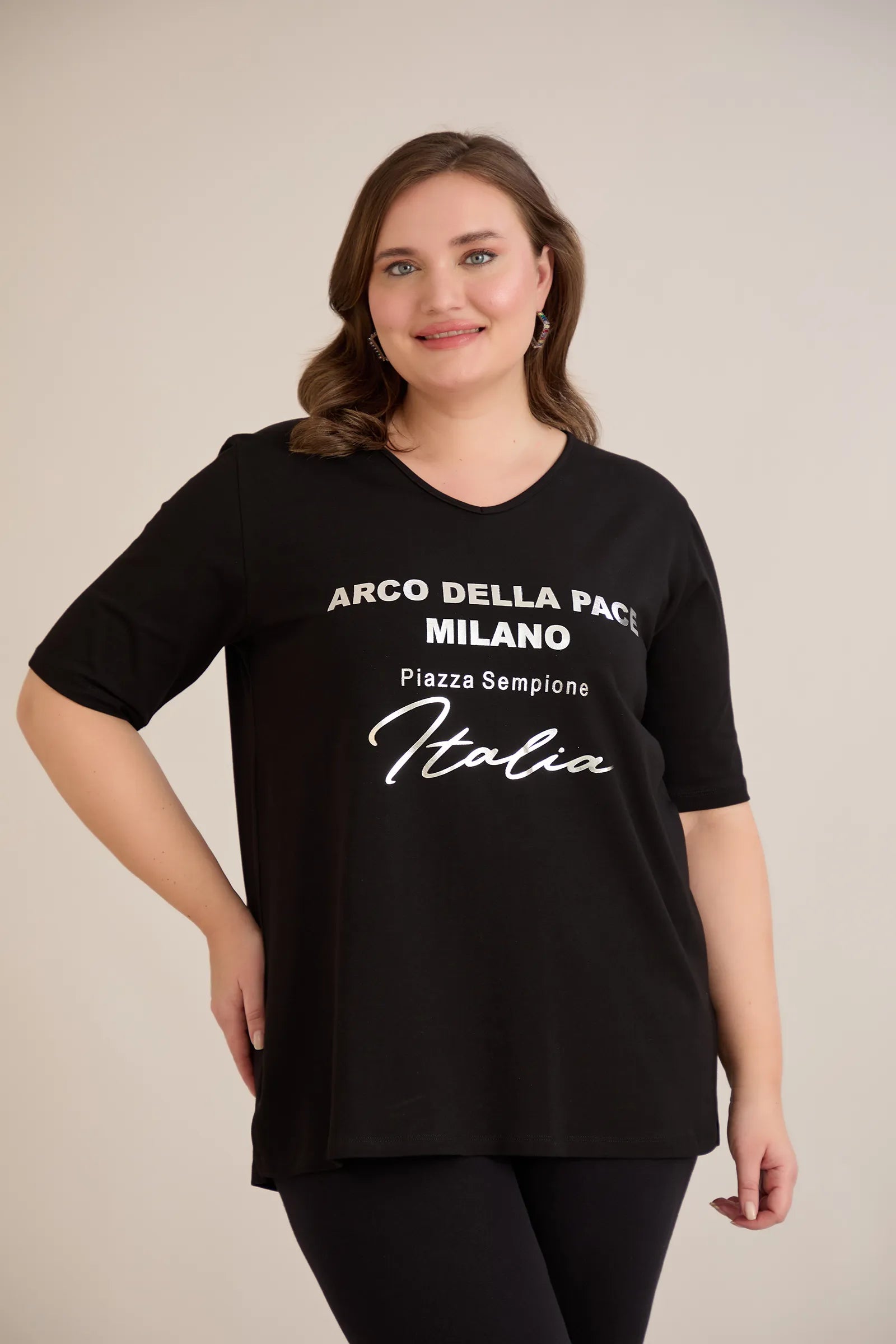 Βαμβακερό T-shirt με ασημί στάμπα “Italia” σε μαύρο χρώμα σε μεγάλα μεγέθη