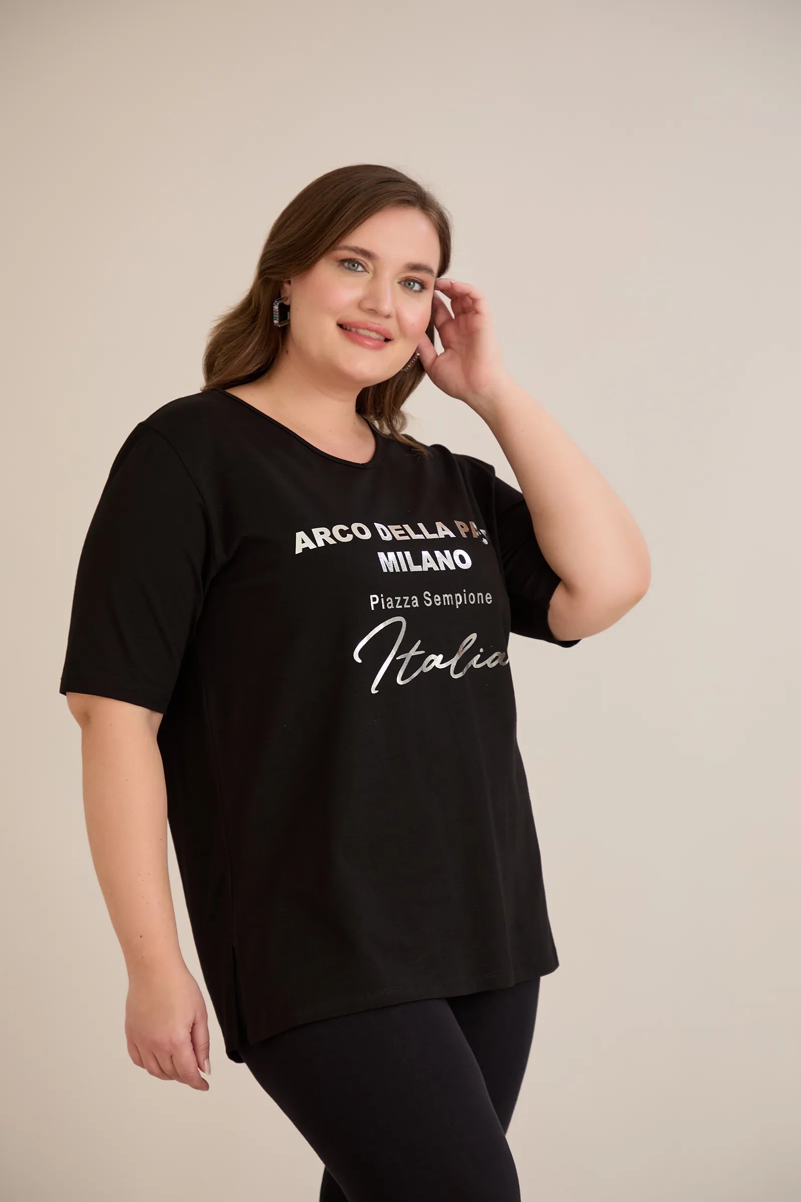 Βαμβακερό T-shirt με ασημί στάμπα “Italia” σε μαύρο χρώμα σε μεγάλα μεγέθη
